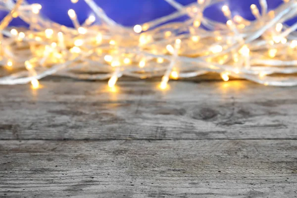 Ahşap Masa Arka Plan Bulanık Noel Işıkları — Stok fotoğraf