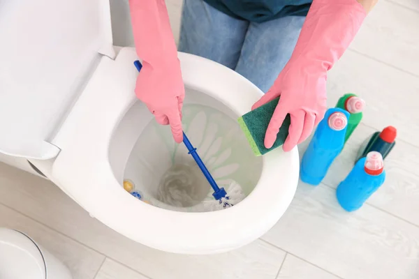 Kadın Banyo Klozet Temizleme — Stok fotoğraf