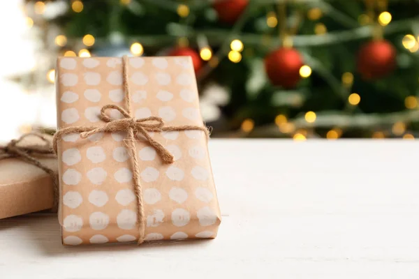 Όμορφο Δώρο Κουτιά Και Θολή Χριστουγεννιάτικο Δέντρο Φόντο — Φωτογραφία Αρχείου
