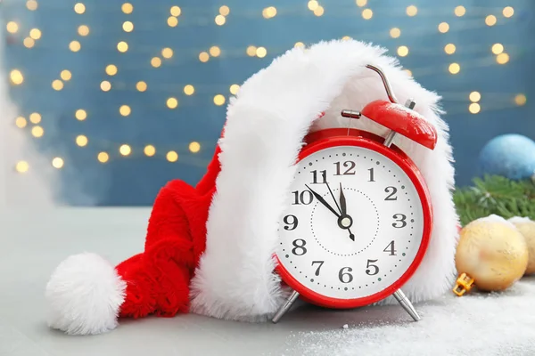 サンタの帽子とテーブルの上のお祭りの装飾の目覚まし時計 クリスマス カウント ダウン — ストック写真