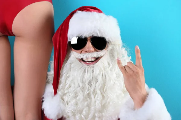 Joven Santa Claus Con Sexy Mujer Desnuda Fondo Color —  Fotos de Stock