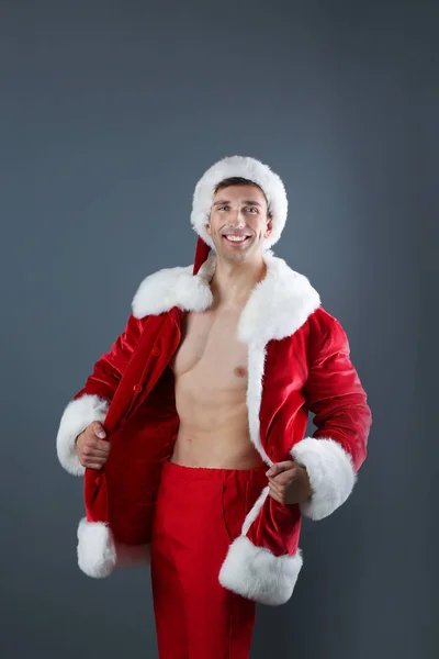 Young Muscular Man Santa Claus Costume Gray Background — Stock Photo, Image