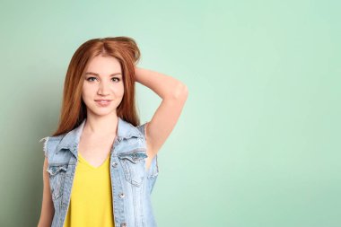 Portre renk arka plan üzerinde güzel saçlı genç modeli