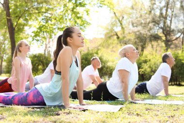 Pratik yoga Park güneşli günde gurup