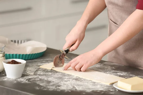 Mulher Preparando Saborosos Croissants Mesa Cozinha Close — Fotografia de Stock