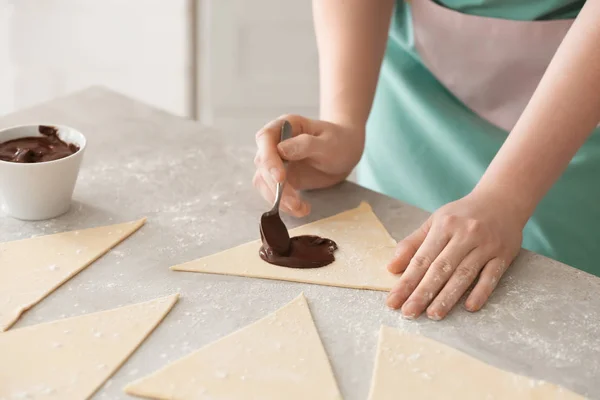 Mulher Preparando Saborosos Croissants Com Pasta Chocolate Mesa Close — Fotografia de Stock