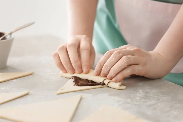 Mulher Preparando Saborosos Croissants Com Pasta Chocolate Mesa Close — Fotografia de Stock