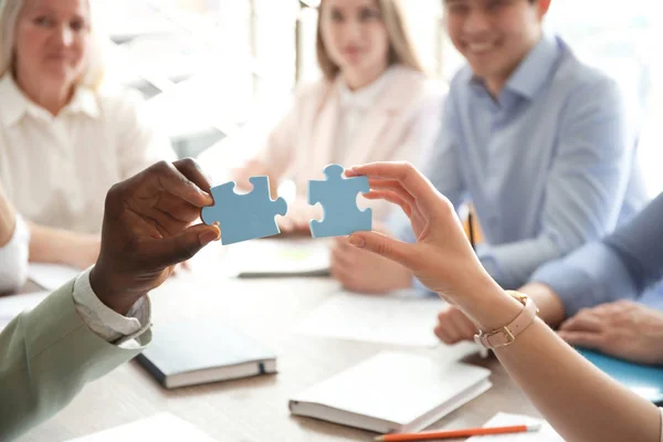 Mensen Met Puzzel Binnenshuis Close Van Handen Eenheid Concept — Stockfoto