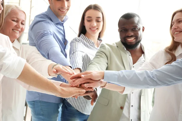 Gente Poniendo Las Manos Juntas Interior Concepto Unidad — Foto de Stock