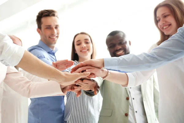 Les Gens Mettent Les Mains Ensemble Intérieur Concept Unité — Photo