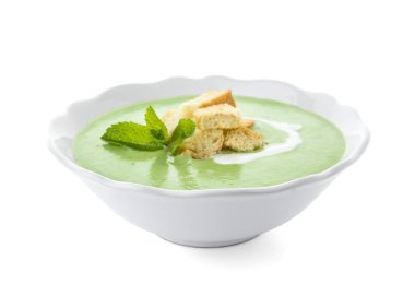 Croutons kase beyaz zemin üzerine yeşil bezelye çorbası