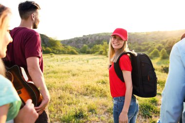 Bir grup vahşi genç insan. Kamp sezon