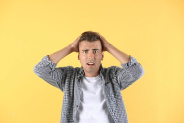 Yakışıklı duygusal delikanlı renk arka plan üzerinde