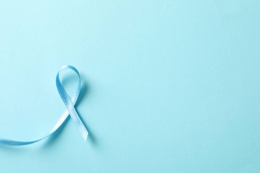 Renk arka plan, üstten görünüm olarak blue ribbon. Kanseri bilinçlendirme