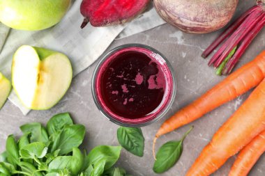 Bardak taze meyve suyu ve maddeler tablosundaki, üstten görünüm