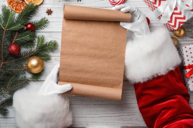 Noel Baba kaydırma ve Noel dekor ahşap arka planda, üstten görünüm holding