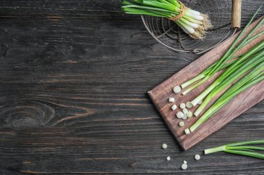 Ahşap masa, üstten görünüm üzerinde taze yeşil soğan ile güzel kompozisyon