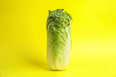 Renk arka plan üzerinde olgunlaşmış taze lahana