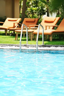 Modern yüzme havuzu Resort yakınındaki şezlong