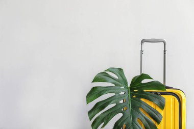 Parlak sarı çanta üzerinde açık renkli tropikal yaprak ile