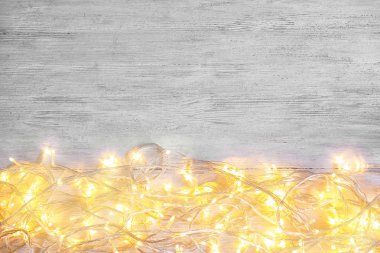 Ahşap arka plan, üstten görünüm parlak Noel ışıkları