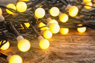 Ahşap masa, closeup parlak Noel ışıkları