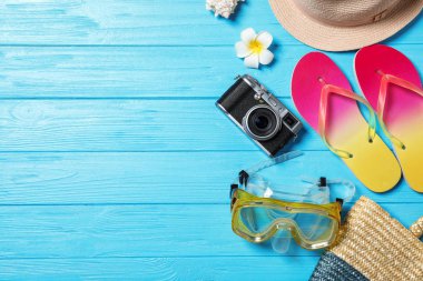 Tahta zemin üzerinde plaj nesneleri ile düz kompozisyon yatıyordu