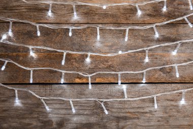 Ahşap arka plan güzel parlak Noel ışıkları