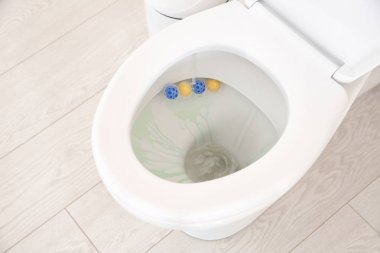 Modern banyo içinde deterjan ile seramik klozet