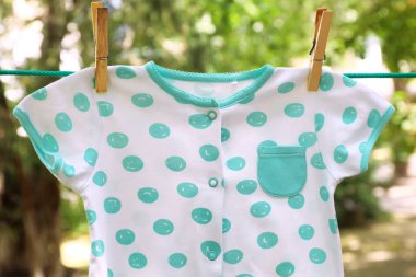 Çamaşırhane satır güneşli günü açık havada çocuğun giysileri ile