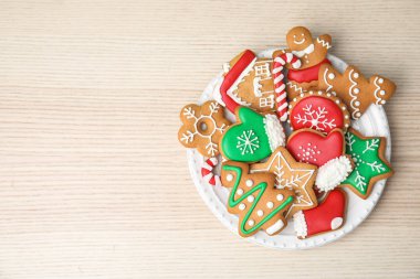 Plaka ile lezzetli ev yapımı Noel kurabiyeleri masada, üstten görünüm