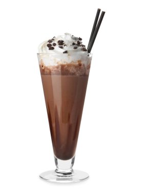 Beyaz zemin üzerine lezzetli milkshake cam