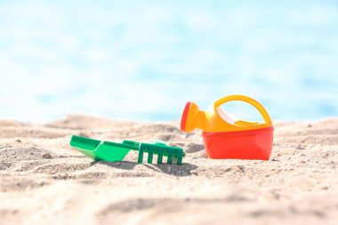 Çocuk oyuncakları kum deniz kenarında üzerinde. Beach nesne