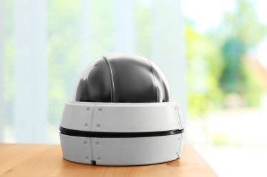 Modern güvenlik Cctv kamera arka plan bulanık karşı masada