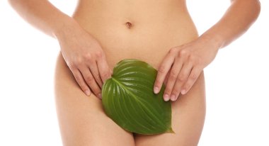 Pürüzsüz bir cilt sonra bikini epilasyon beyaz arka plan üzerinde gösterilen yaprak olan kadın