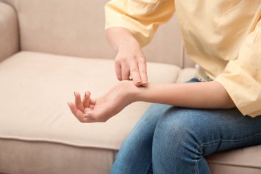 Genç kadın portre evde, nabız kontrol