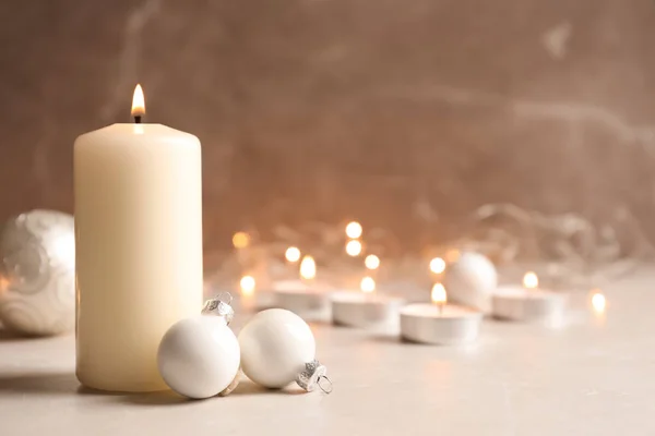 Καίγοντας Κερί Κεριών Και Διακοσμήσεις Χριστουγέννων Στο Τραπέζι — Φωτογραφία Αρχείου