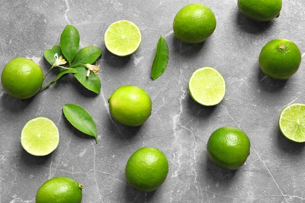 Plat Lag Samenstelling Met Verse Rijpe Limes Grijze Achtergrond Bovenaanzicht — Stockfoto