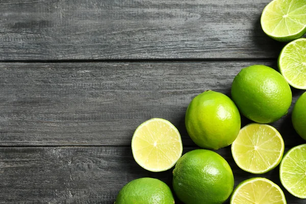 Samenstelling Met Verse Rijpe Limes Houten Achtergrond Bovenaanzicht — Stockfoto