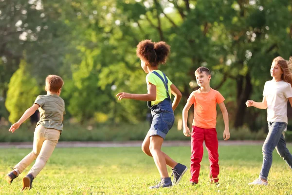 晴れた日に一緒に野外で遊ぶかわいい子供たち — ストック写真