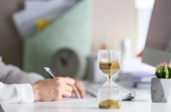 Reloj Arena Mujer Trabajando Fondo Gestión Del Tiempo —  Fotos de Stock