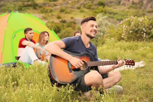 Mężczyzna Gra Gitarze Pobliżu Camping Namiot Pustyni — Zdjęcie stockowe