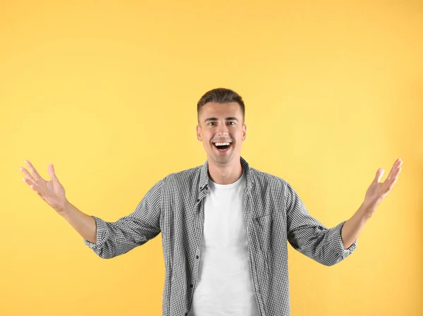 Guapo Joven Emocional Sobre Fondo Color — Foto de Stock