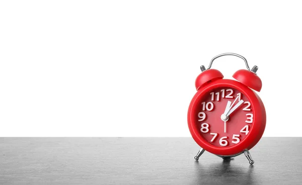 Reloj Despertador Sobre Mesa Sobre Fondo Blanco Concepto Tiempo —  Fotos de Stock