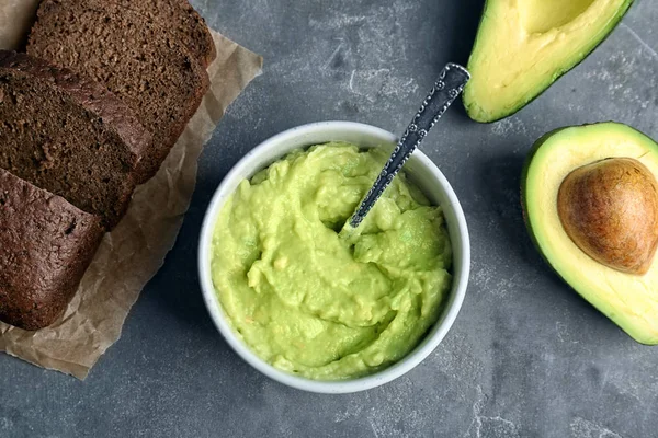 Composição Plana Com Guacamole Pão Abacate Maduro Sobre Fundo Cinza — Fotografia de Stock