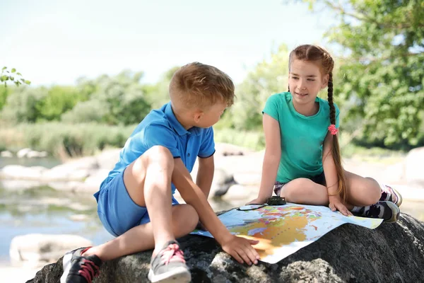 Niños Pequeños Con Mapa Aire Libre Campamento Verano — Foto de Stock