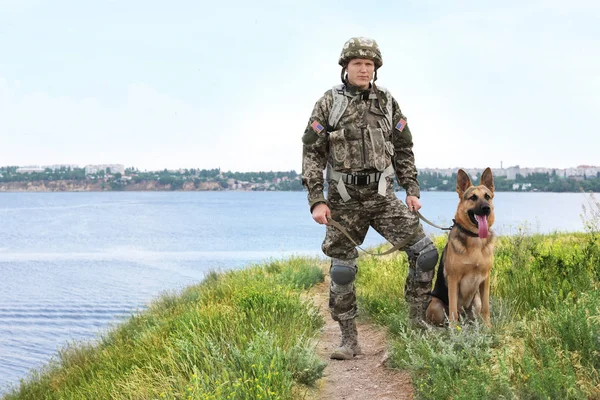 Man Militair Uniform Met Duitse Herder Buurt Van Rivier — Stockfoto
