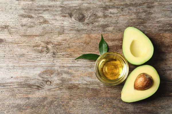 Brunsås Båt Med Olja Och Mogen Färsk Avocado Träbord Ovanifrån — Stockfoto