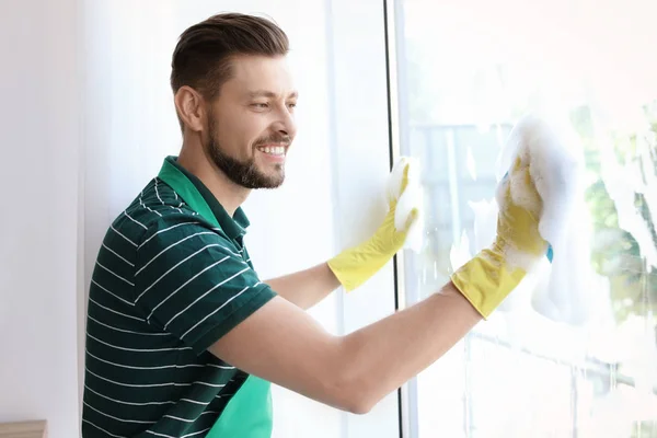 Άνδρας Εργαζόμενος Πλύσιμο Γυαλί Παραθύρων Στο Σπίτι — Φωτογραφία Αρχείου
