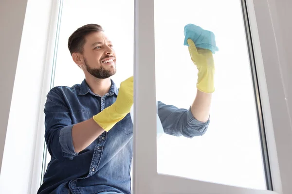 Mann Legerer Kleidung Wäscht Hause Fensterglas — Stockfoto